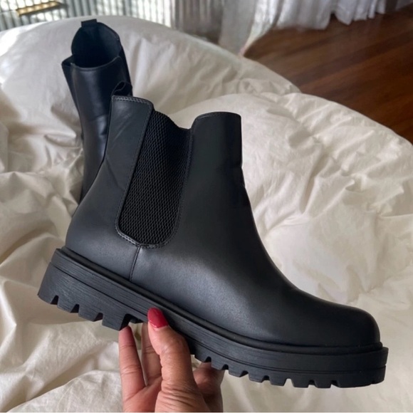 Unr8ed- Elegant Black Leather Ankle Booties - Picture 3 of 5